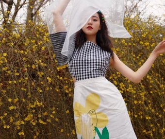 “周芷若”现代装太可爱,裙子都穿两条,夹彩色发卡少女感爆棚