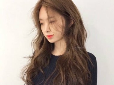 手笨女生也能零技巧三分钟学会！一起烫出自然系微卷发