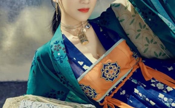 李念登杂志封面造型多变,换上古装美得焕然一新