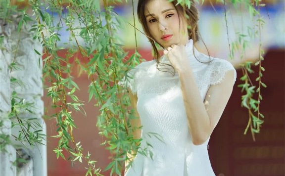 李若彤穿白裙外出游玩,气质不减