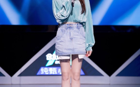迪丽热巴《创造营》中女颜值担当,丝绒配短裙,眼神太迷人