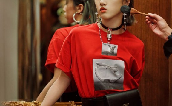 yamy穿T恤配开叉皮裙,秀美腿简直太美了