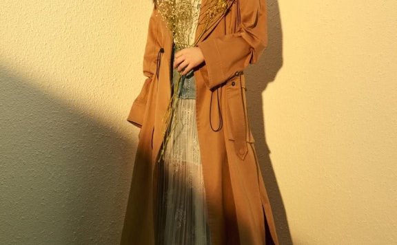 陈妍希牛仔拼接轻纱长裙,配焦糖色风衣知性大气又显高