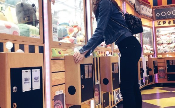 宣璐穿牛仔外套搭配黑色长裤,展现青春靓丽身材