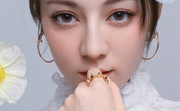 迪丽热巴大片来袭,连换5套造型变身花仙子,美出新高度