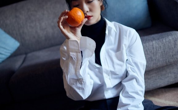 和张一山搭戏走红,今吊带皮裙踩小短靴,“漫画腿”亮了