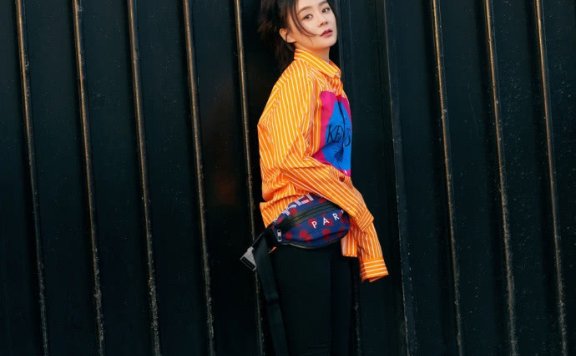 袁珊珊透视“孔雀”裙,美的高调,丸子头超减龄