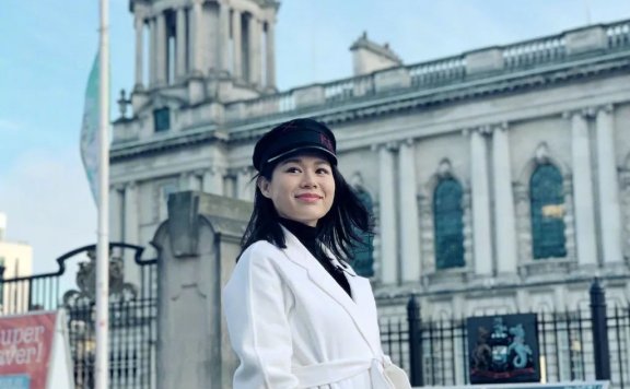 胡杏儿晒二胎孕照,白纱配黑吊带气质优雅