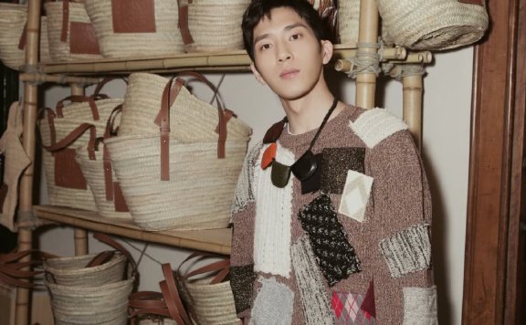 井柏然穿“补丁”毛衣配休闲裤,身高瞬间变矮