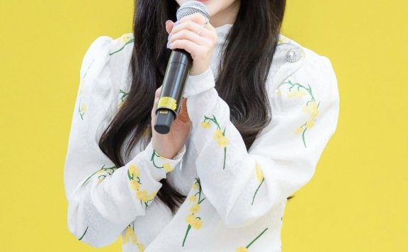 裴珠泫撞上IU!同穿白色印花裙清新甜美,IU似“公主”