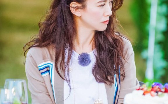 袁咏仪新发型,直发烫卷发气质出众