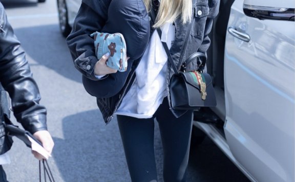 金泰妍牛仔外套配新发色,机场街拍肤白貌美太好看