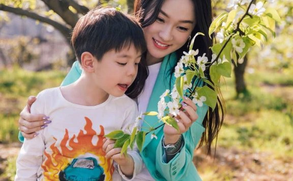 霍思燕宝妈装太高级！带嗯哼出游好似时装秀