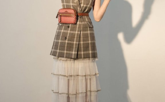 陈小纭穿无袖西装配轻纱裙，脚踝细得像手腕