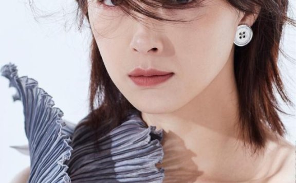 蒋欣时尚大片太好看了！新发型减龄又不失高级感，美回颜值巅峰