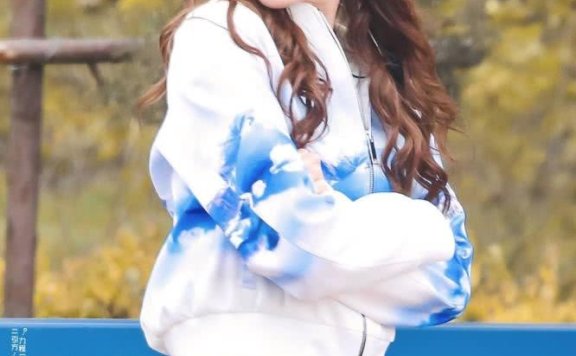 迪丽热巴录制《极限挑战》,烫波浪大卷换发色,新造型似洋娃娃