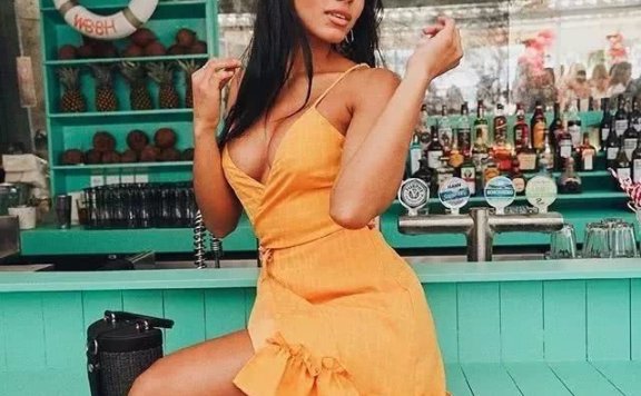 露脐上装+短裙性感十足!外国女孩穿着就是亮眼