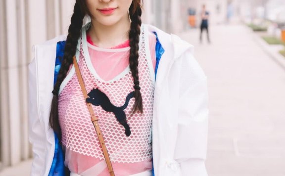 霍思燕嗯哼认领梨树，穿薄荷绿西装清新娇美