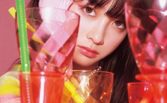 桥本环奈最新写真曝光,玩转色彩搭配