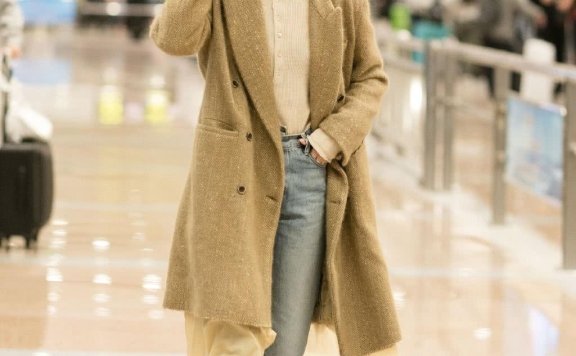 宋茜机场街拍,双排扣大衣拼接轻纱,配牛仔裤走出飘逸感