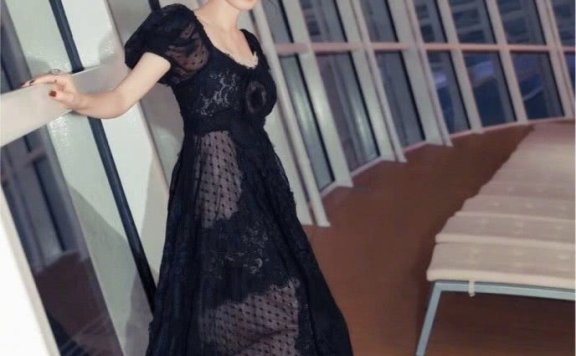 张庭穿“校花装”度假,29的脸,19的腿