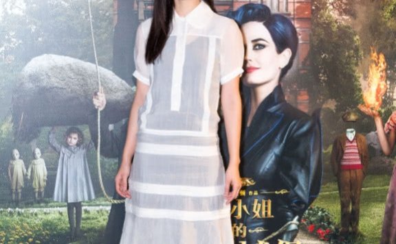 齐溪穿简单背心波点百褶裙,同框赵雅芝毫不逊色