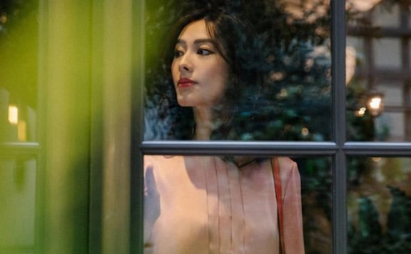 梁洛施春季时尚大片,演绎轻熟女性的气质与优雅