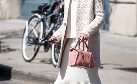 春季穿小白鞋去踏青，舒适又不失文艺感