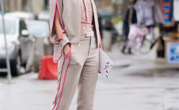 春季选择侧边条纹裤，休闲显瘦两相宜