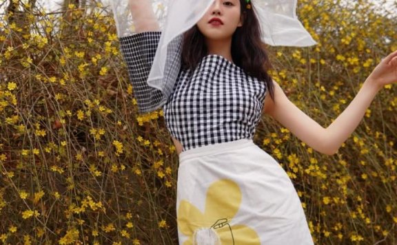 “周芷若”现代装太可爱，裙子都穿两条，夹彩色发卡少女感爆棚
