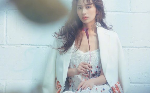 颖儿时尚大片画风清新又养眼,瘦了穿衣就是好看