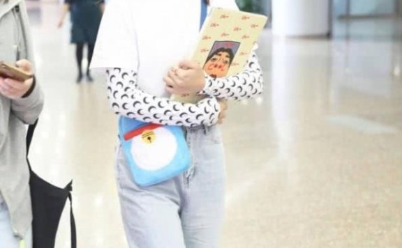 邢菲空气刘海造型清纯又减龄,白色上衣搭牛仔裤甜美可人