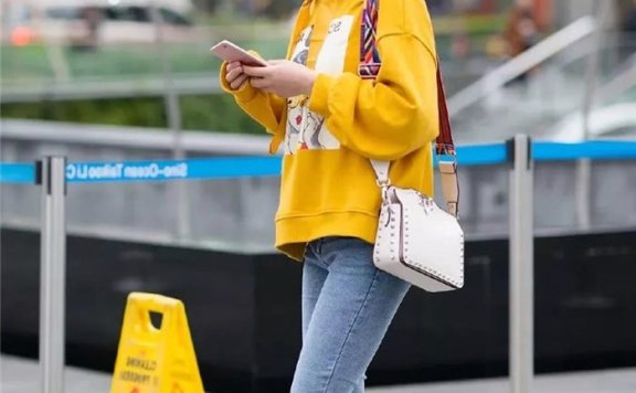 牛仔裤+运动鞋，掌握换季日常穿搭，穿出你的休闲感