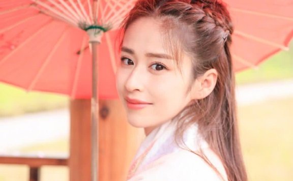 颖儿汉风造型曝光,扎小辫置身花海中,少女心太强