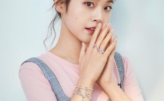 张佳宁因《知否》大红,穿背带裙配长筒靴,30岁还超可爱