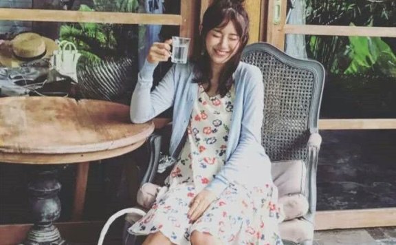 张子萱穿粉衣嫩如15岁,难怪陈赫宠上天