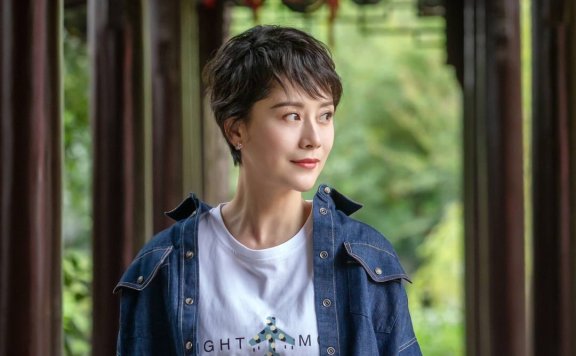 海清一袭白色娃娃领长裙配短发,优雅还减龄