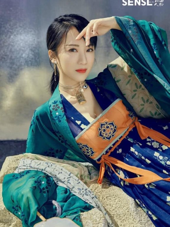 李念登杂志封面造型多变,换上古装美得焕然一新