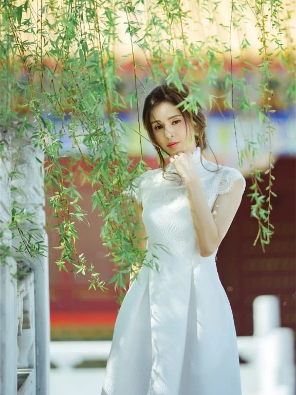 李若彤穿白裙外出游玩,气质不减