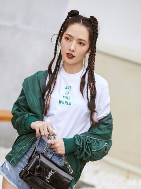 补丁裤不算什么,郭碧婷裤子移位穿,太时髦了