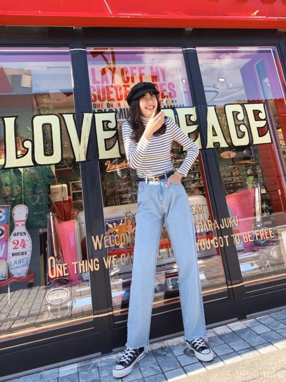 张子萱粉色卫衣搭配帆布鞋越穿越美,甜美少女感挡不住