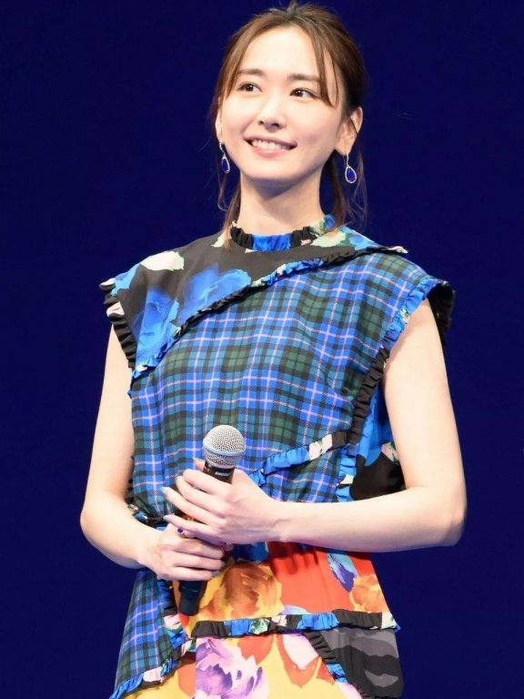 新垣结衣短裙配白衣，穿的好甜美