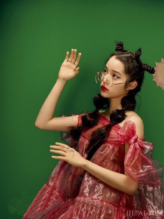 欧阳娜娜扎羊角辫涂“热吻唇”，这气质也太好了~