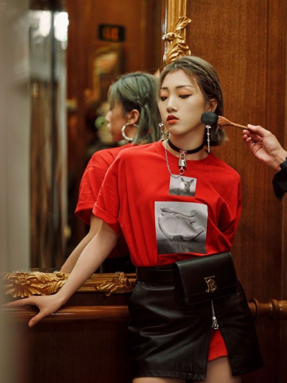yamy穿T恤配开叉皮裙,秀美腿简直太美了