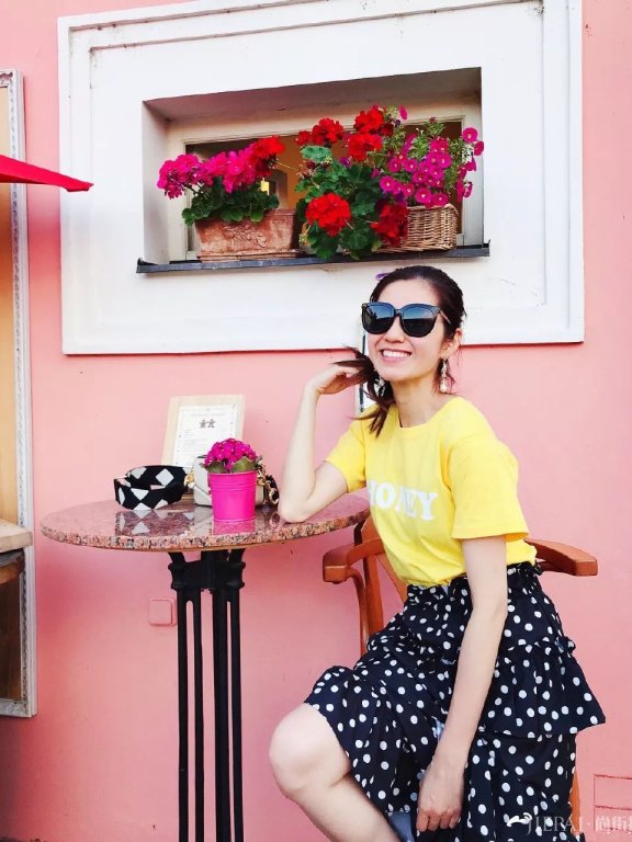 陈自瑶穿印花长裙秀39寸长腿,娃娃脸留长发甜美又有气质!