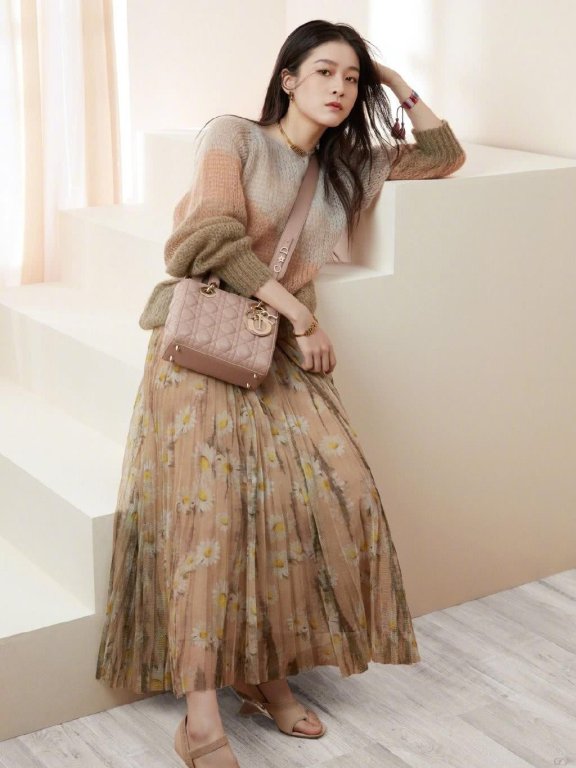 张雪迎穿轻纱连衣裙跪地上，裙摆拉的比身体还高