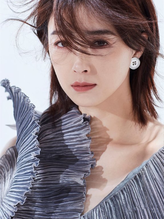 蒋欣衣品飙升了？剪齐肩短发拍封面，又美又好看，简直不要太美