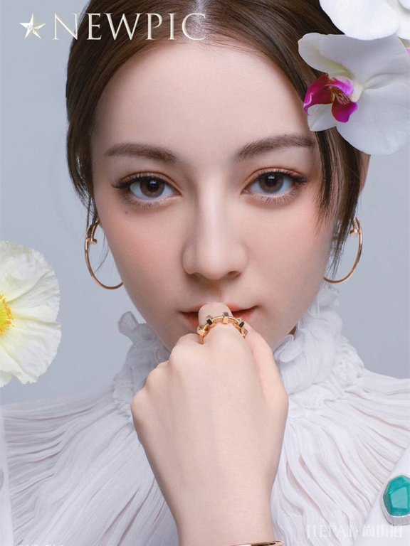 迪丽热巴大片来袭,连换5套造型变身花仙子,美出新高度