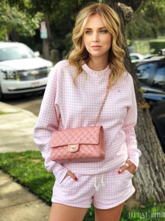 让“老阿姨”也能嫩回18岁的粉红穿搭!气质出众