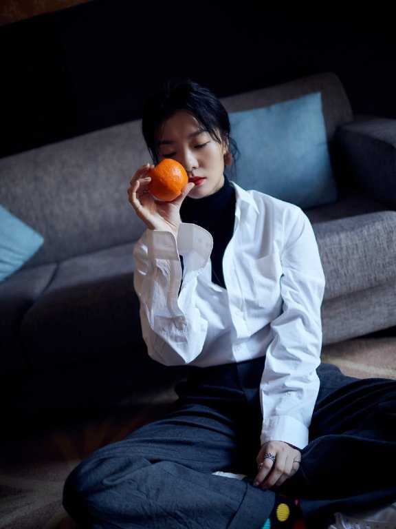 和张一山搭戏走红,今吊带皮裙踩小短靴,“漫画腿”亮了